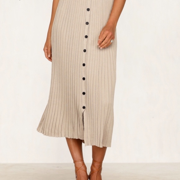 Rib-Knit Beige Sheath Buttoned Skirt Leg Slit - Picture 5 of 8